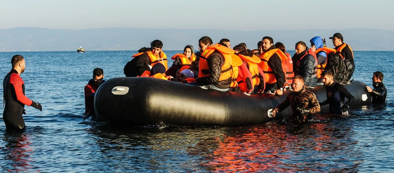 Oι Τούρκοι προσπάθησαν να μεταφέρουν στην Λέσβο 67 αλλοδαπούς σε λέμβο - Επέστρεψαν στην Τουρκία (φωτό)